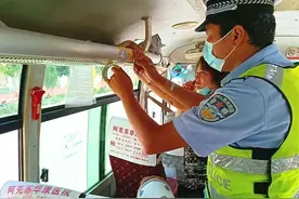 开展客运车辆“请系好安全带”宣传提示活动图片