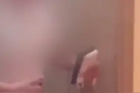 男子闯入游泳馆女更衣室称不识字？经理：赔偿6000元！消费免单图片