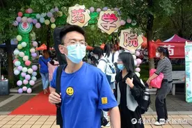 “严”字当头！疫情防控下，山东三所驻济高校迎来新生入学图片