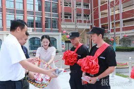 开学日保安保洁戴上大红花，小学生领到自己种的菜图片