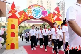 再也不用每天赶地铁去上学了，小区里的这所新学校开学了图片