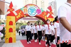再也不用每天赶地铁去上学了，小区里的这所新学校开学了图片