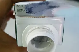 网上买的特仑苏牛奶，正喝着发现有不明杂质图片