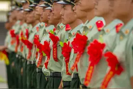 广西贵港：武警老兵卸衔 怀着对军旅的留恋和军装的热爱图片
