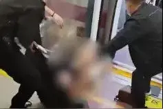 女乘客被地铁保安拖拽衣衫不整，咋回事？图片
