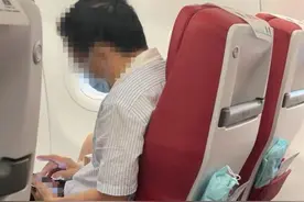“头等舱”男子当众辱骂空姐“手脏”，还和乘客爆发冲突图片