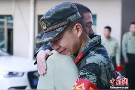 青海百余名武警老兵告别军营图片