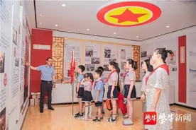 大手拉小手 红领巾共筑强军梦——无锡市玉祁中心小学开展红领巾寻访活动图片