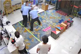 警探号丨“城管执法”却被警察抓了？周围商户一片叫好图片