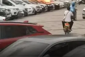 痛惜！2名幼儿遇难！停车场一私家车起火，父亲几次施救失败图片
