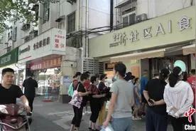 探访上海首家“社区AI食堂”煮面条全程机械臂操作图片