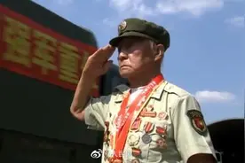 抗美援朝老战士向战友们敬上军礼图片