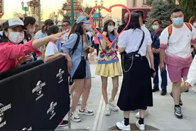 网友北京环球影城偶遇佟丽娅 大赞：真人身材娇小图片
