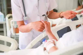 54岁阿姨30年前剖腹产留下15cm长疤痕，长成“肉条”让她瘙痒难忍图片