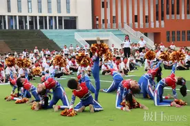 武汉一学校为避高温将开学典礼延后一天，孩子们坐着参加图片