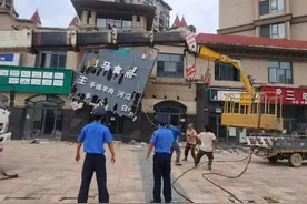 拆除破损广告牌 消除市容乱象图片