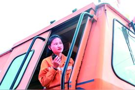 征服铁轨“巨无霸”的“花木兰”——访广西首位“大机”女司机杨瑶图片