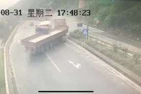 大货车被撞后横移20米 旁边就是大渡河图片