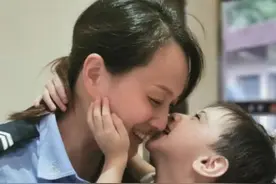 暖！4岁维吾尔族女孩喊浙江临海女辅警“萨克其阿娜”图片