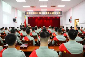 南疆军营 驼铃声声！各部队组织退役仪式告别退伍老兵图片