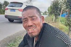 回赠信阳店家桃子的流浪老人，在通往黄冈的路上被找到图片