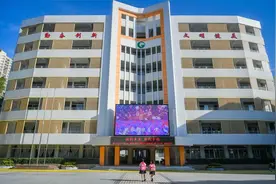 我为群众办实事 | 号称亚洲最大的小学！铁一小学的七彩教学楼亮相图片