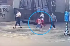 一年级萌娃开学忘记班级哭着跑出学校，执勤民警追回视频封面