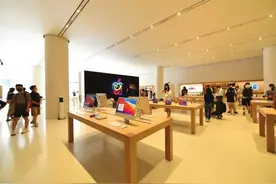 9月4日湖南首家苹果直营店开业，记者到国金探店，网友：库克想喝茶颜悦色了？图片
