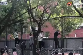 女幼师公主抱送哭闹男孩进教室：公主抱很浪漫，可惜“抱”错了图片