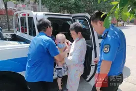 祖孙二人街头迷路 暖心城管护送回家图片