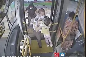 大雨突降小女孩全身湿透 青岛公交驾驶员一个举动温暖车厢图片
