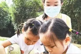 4岁双胞胎妹妹“请假”送姐姐上大学图片