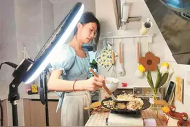 深圳一女视频博主拍独居Vlog获60多万粉丝关注图片