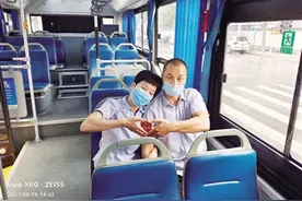 夫妻同开一路车“做最好的搭档”图片