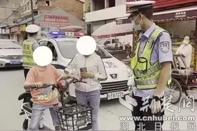 湖北南漳：12岁儿童骑电动车上路 这位母亲心真大图片