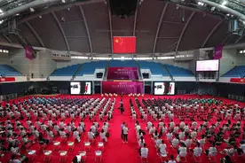 清华大学本科今迎开学典礼，校长邱勇当众“点名”俩新生图片