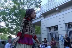 翻山越岭找妈妈！3.5米“叙利亚女孩”抵达希腊 呼吁关注难民儿童图片