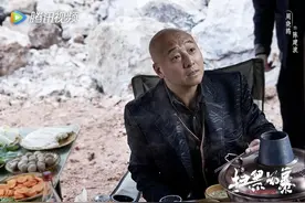被唱歌耽误的演员，连眼角褶子都会演戏，《扫黑风暴》这段火锅戏太逗了图片