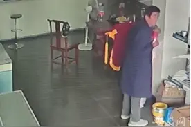淮南：男子大白天在店老板眼皮底下行窃 监控下现原形图片