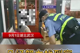 女孩放学路上被淋成“落汤鸡”，暖心巡逻民警及时救助图片