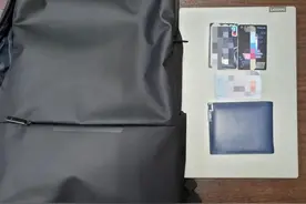 俩乘客背一模一样的包，过安检后互相拿错了，其中一人居然还没发现图片