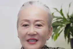 70岁女总裁回应意外走红！履历惊人，网友：乘风破浪的奶奶图片