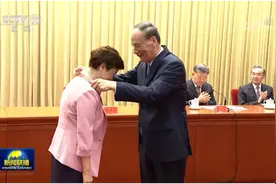 广东第四位！成守珍获颁南丁格尔奖章图片