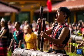 铸牢中华民族共同体意识丨一块碑、一份文件、一个家庭——云南民族团结故事图片