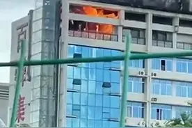 突发！南宁市壮锦大道一酒店楼顶处突发火情，现场浓烟滚滚直冲云宵图片