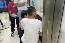 医院惊现“丁义珍”窗口，病人只能“卑躬屈膝”领化验单，官方连夜叫停整改：窗口提高十五厘米图片