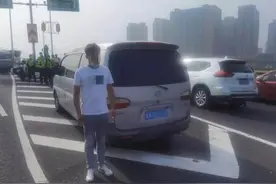 哔—哔哔哔！为何司机“疯狂”鸣笛！图片