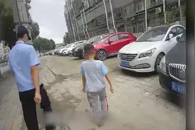 放假太久，小学生开学第一天迷路市民报警视频封面
