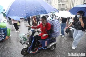 雨中送学别样情，相信孩子一定行图片