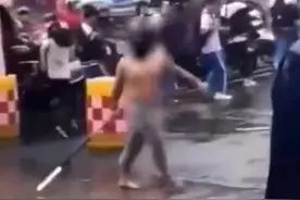 不可理喻！为博眼球，男子在学校门口“光膀耍大刀”被抓图片